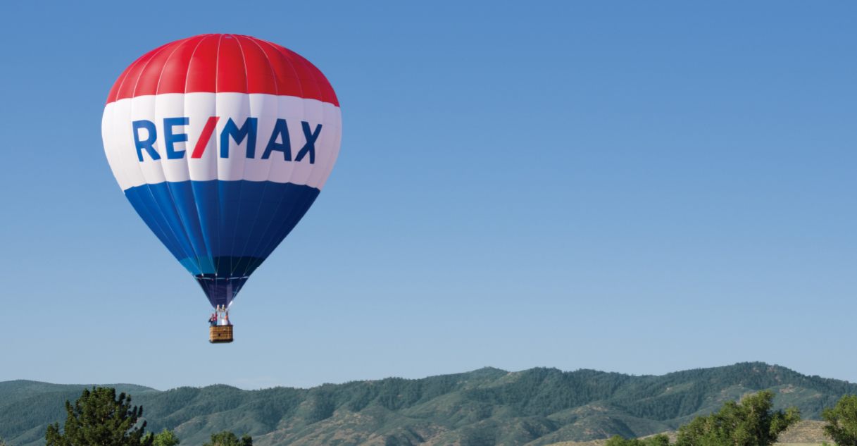 Remax Ballon Floating Through the Sky